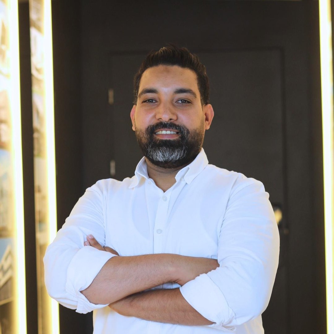 Portrait d'Abdelmoughite Zerouali, architecte et designer d'intérieur, fondateur d'AZ Home Design, devant deux lignes de lumière LED